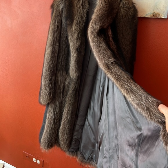 Fur coat size 6 Canadian, Montreal - Picture 3 of 3